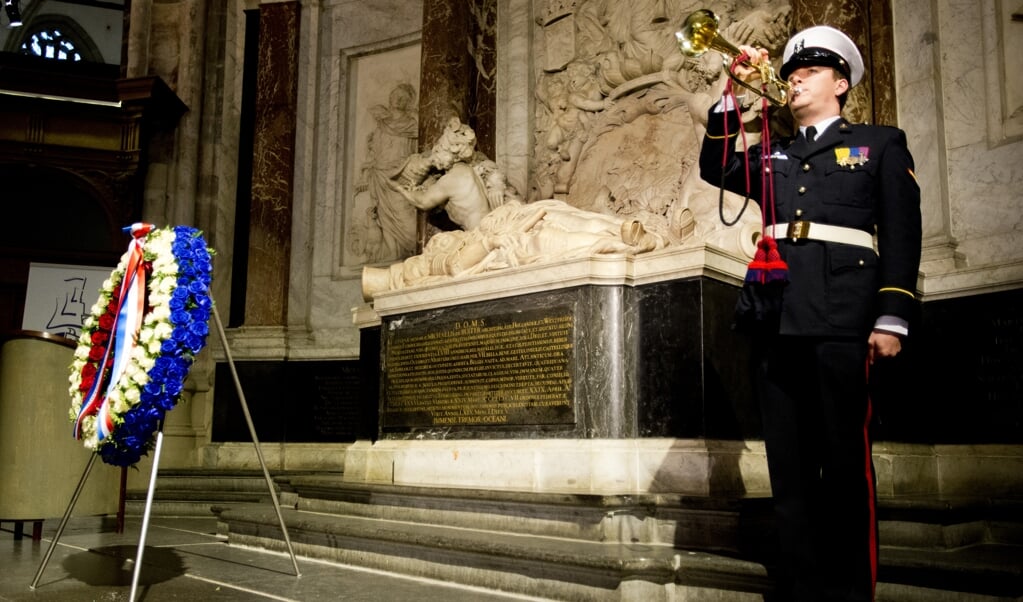Kranslegging in 2013 bij het graf van Michiel Adriaenszoon de Ruyter in de Nieuwe Kerk. (beeld anp / Robin Utrecht)