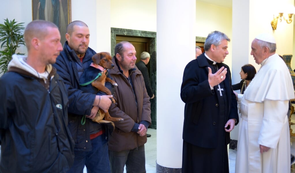 Kardinaal Krajewski, de pauselijk aalmoezenier, en paus Franciscus. (beeld AFP / Osservatore Romano)