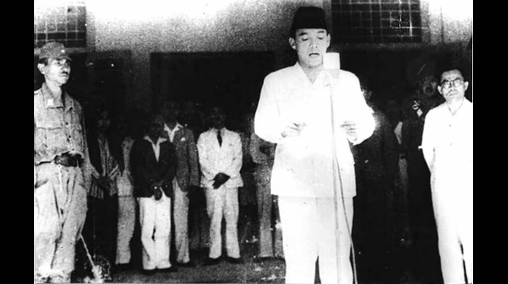 17 augustus 1945. Soekarno leest de in de nacht van 16 of 17 augustus geschreven ‘proklamsi’ voor, waarna mevrouw Soekarno
de Indonesische vlag hijst (beeld ND)