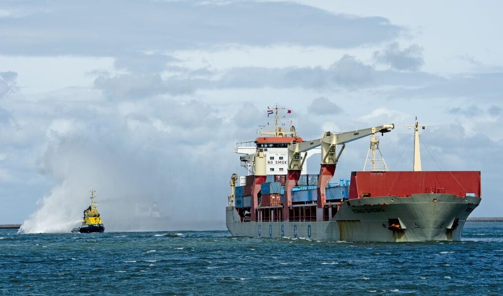Een Chinees vrachtschip komt aan in de Rotterdamse haven. Veel te goedkope spullen worden de hele wereld over getransporteerd. (beeld anp / Robin Utrecht)