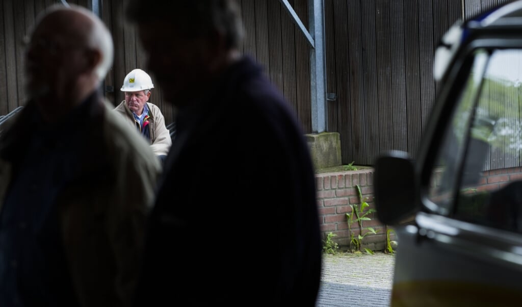 2014-04-28 14:47:09 HOLTEN - Een oud-werknemer volgt de gebeurtenissen van een afstand op de kijkdag bij de boedel van de failliete reisonderneming OAD. ANP VINCENT JANNINK (beeld anp / Vincent Jannink)