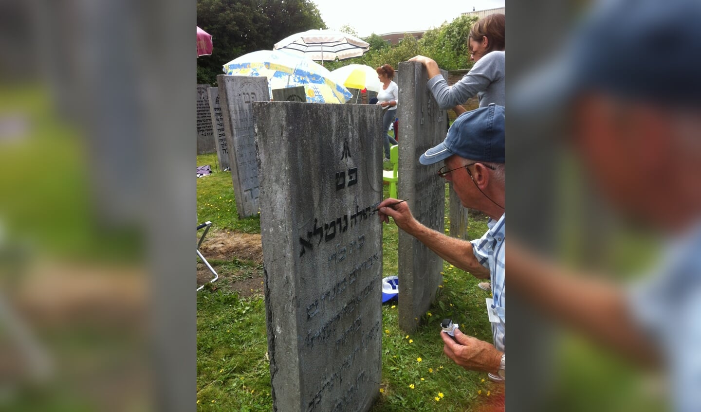 Vrijwilligers willen graag weer aan de slag met het opknappen van de grafstenen op Joodse begraafplaatsen in Nederland.