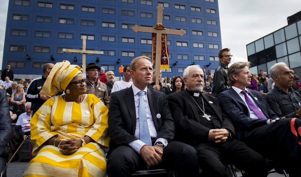 SGP-leider Kees van der Staaij  (tweede van links) en CU-Kamerlid Joël Voordewind (tweede van rechts) tijdens een demonstratie tegen christenvervolging op het Spuiplein in Den Haag in 2014.  (beeld anp / Remko de Waal)
