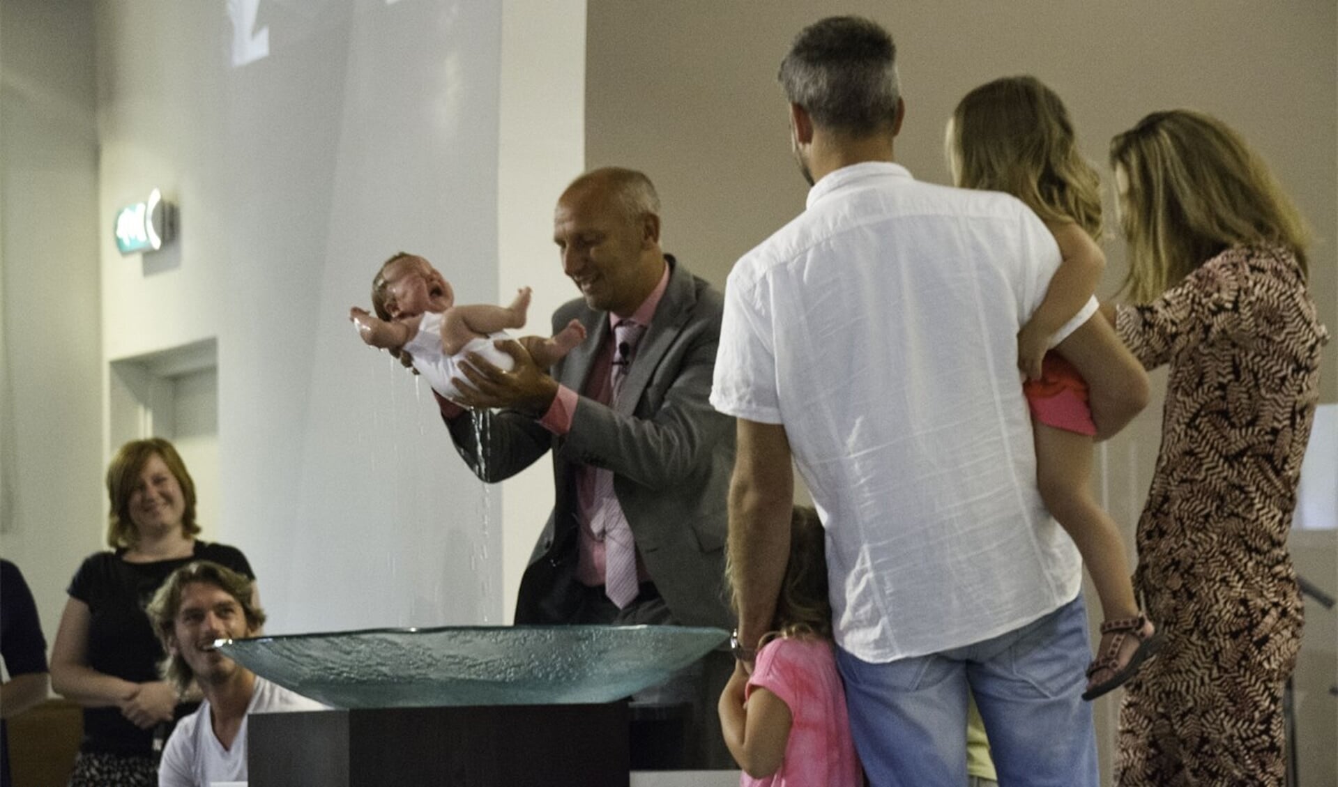 Dominee Atze Buursema uit Amersfoort doopt een baby door onderdompeling. ‘Dopen betekent letterlijk onderdompelen.’