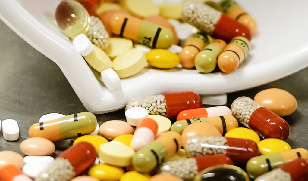 Medicijnen bij een apotheek in het Leids Universitair Medisch Centrum. Prijsafspraken zijn volgens de farmaceutische industrie niet mogelijk. (beeld anp / Remko de Waal)