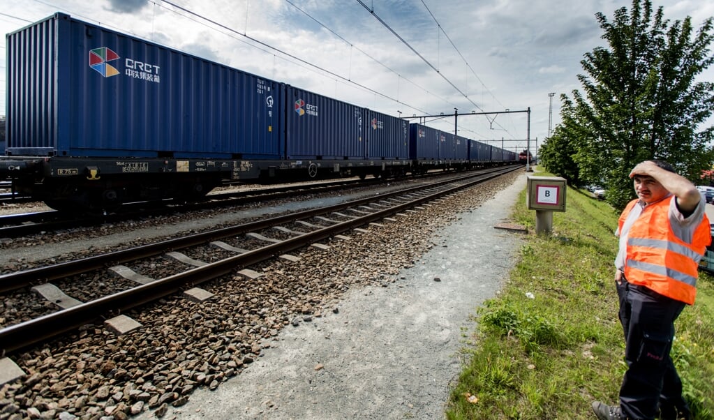 De eerste trein uit China met containers voor de Rotterdamse haven is aangekomen op het rangerterrein Kijfhoek. De trein is op 5 juli uit Kumming vertrokken.  (beeld anp / Robin van Lonkhuijsen)