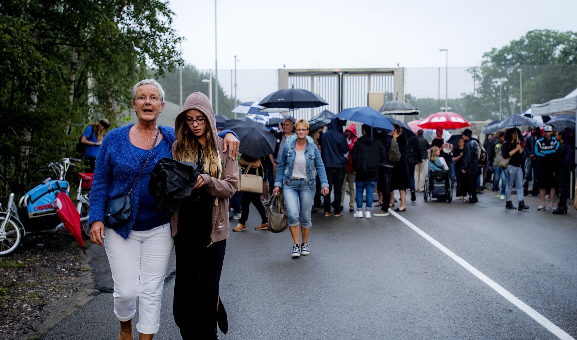 Regelmatig zijn er demonstraties of wakes bij Detentiecentrum Kamp Zeist. Zoals hier, in 2015, toen uitzetting dreigde voor twee kinderen uit Angola.