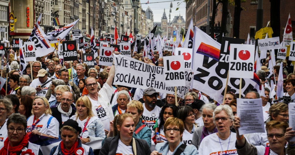 Deelnemers aan de mars Red de Zorg, georganiseerd door FNV Zorg en Welzijn, in september 2019. (beeld anp / Remko de Waal)