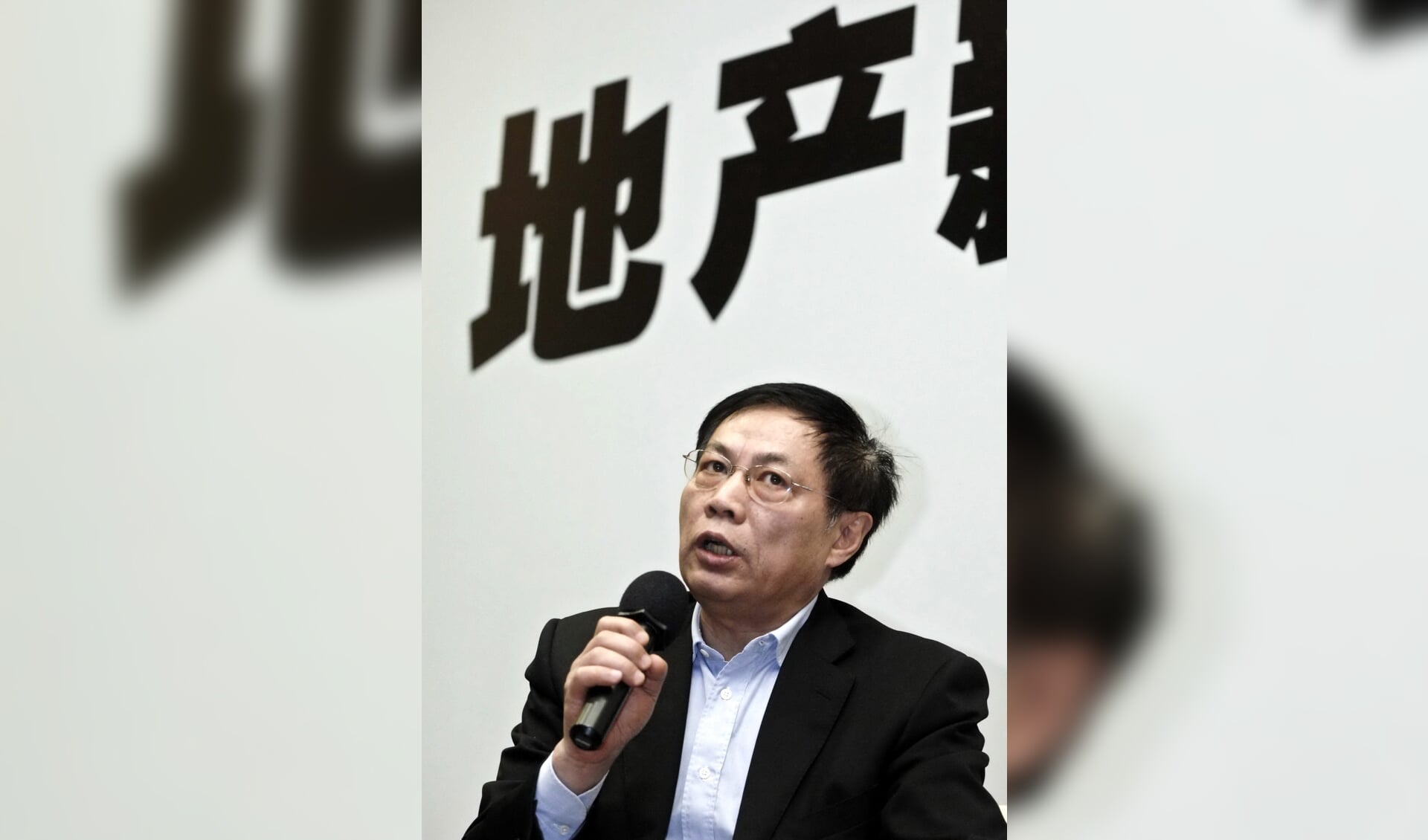 Zakenman en criticus Ren Zhiqiang vindt dat 'Peking te koop loopt met zijn succes', terwijl 'China de uitbraak van het coronavirus onder de pet hield'.