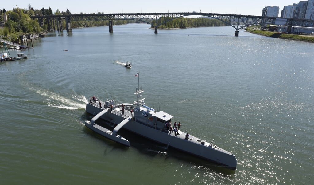 De Sea Hunter kan zelfstandig, zonder bemanning of begeleiding, op de oceaan speuren naar onderzeeboten. Het schip heeft verschillende autonome reizen gemaakt tussen de Californische kust en Hawaï. (beeld John F. Williams)