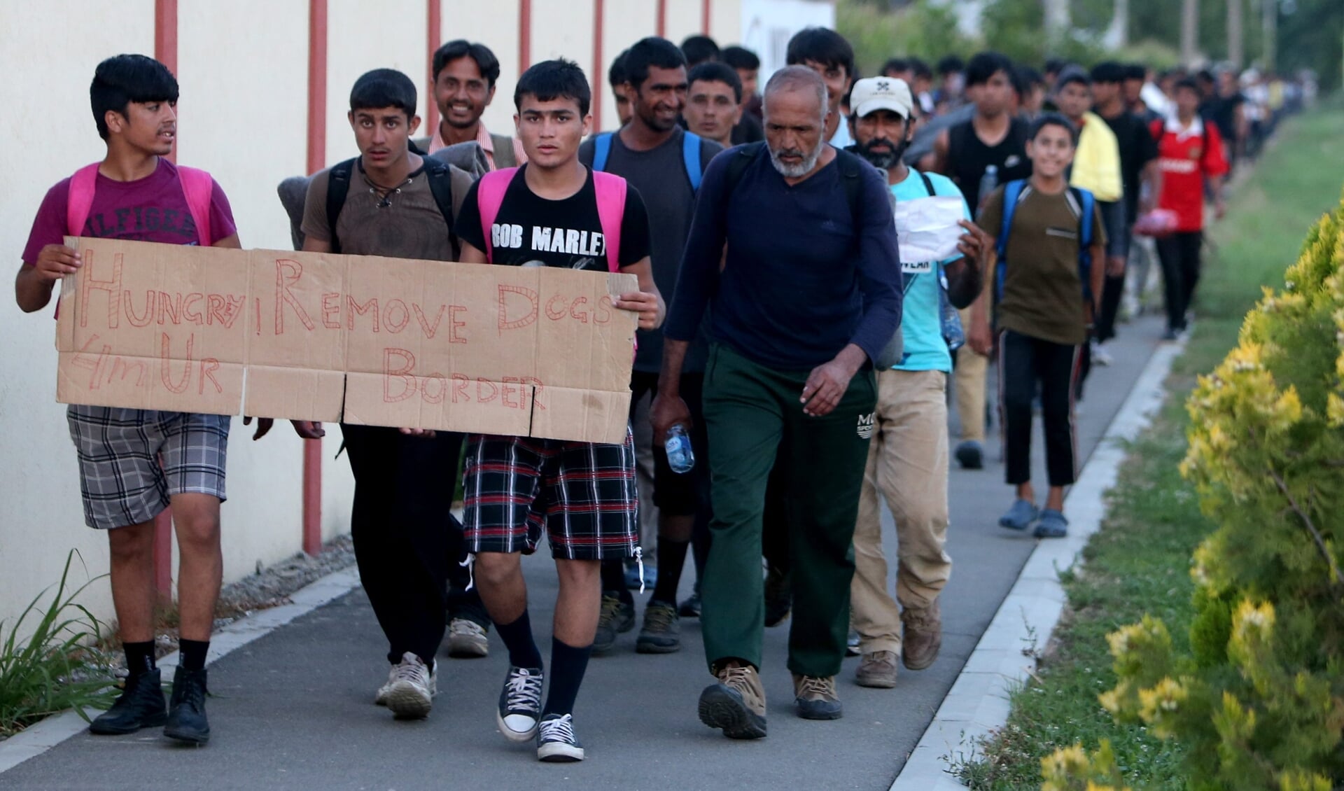 Migranten in 2016 op weg naar Hongarije. Dat land weigert groepen asielzoekers op te nemen. Mede daarom komt de Europese Commissie met een nieuw Migratie- en Asielpact.