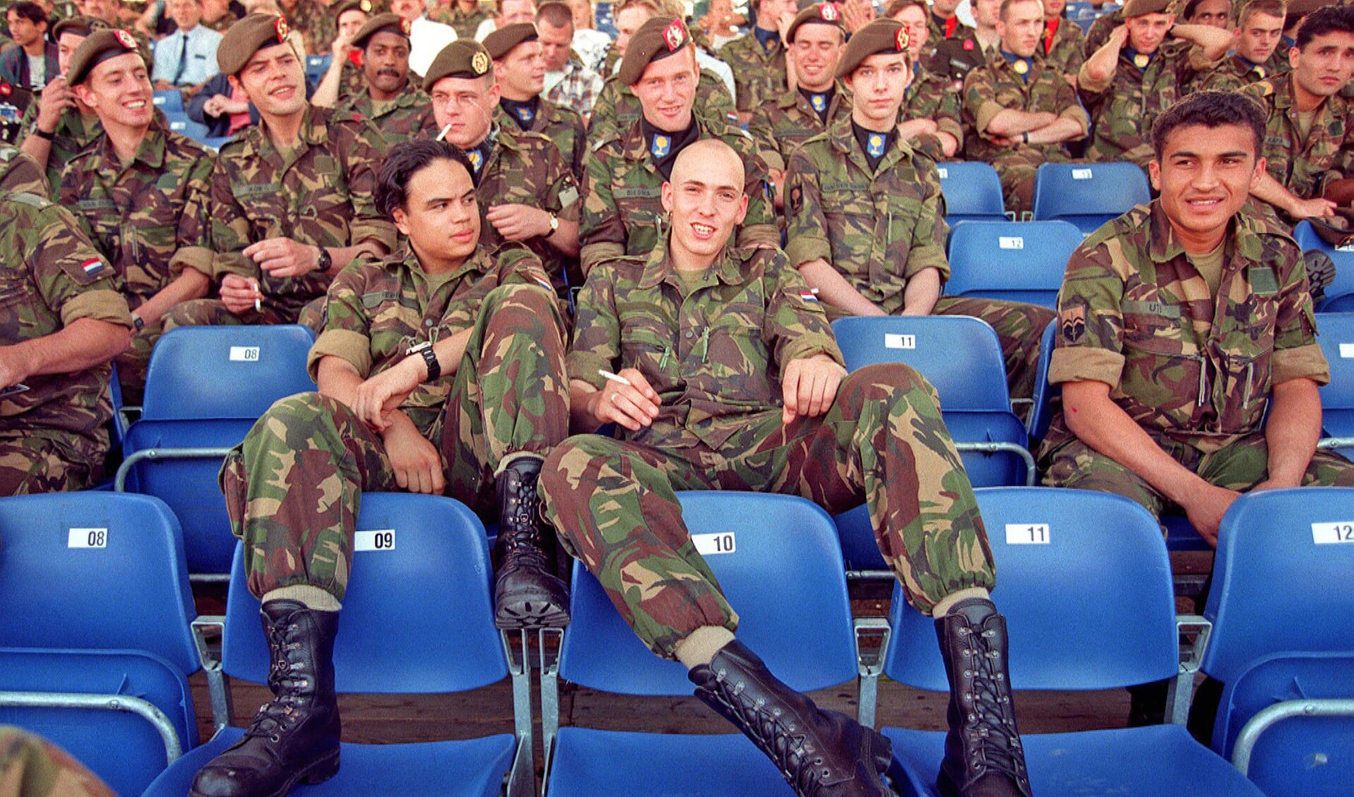 Is het realistisch dat jaarlijks 200.000 jongeren weer een dienstplicht gaan vervullen, bijvoorbeeld bij het leger? Op de foto: de laatste dienstplichtigen zwaaien op 22 augustus 1996 af.