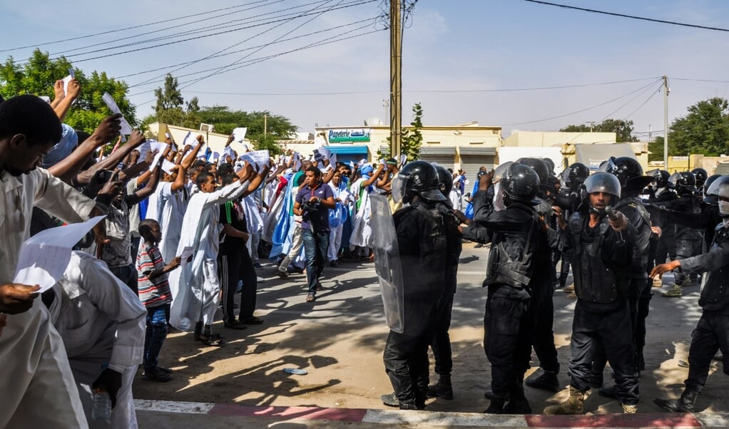 Mauritaniërs protesteren in 2017 nadat de terdoodveroordeling van een blogger wegens blasfemie mogelijk wordt omgezet in twee jaar cel. De blogger zou beledigend hebben geschreven over de profeet Mohammed. (beeld afp / str)