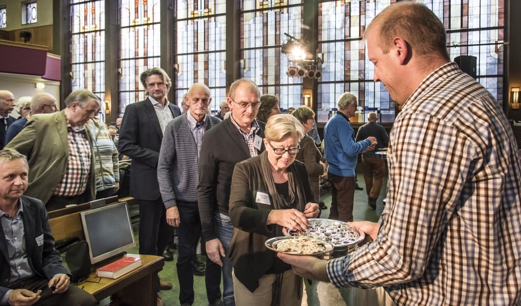 Het gebruik van kleine bekertjes bij de avondmaalsviering is breder ingeburgerd sinds de dreiging van de Mexicaanse griep in 2009. (beeld Martin Waalboer)