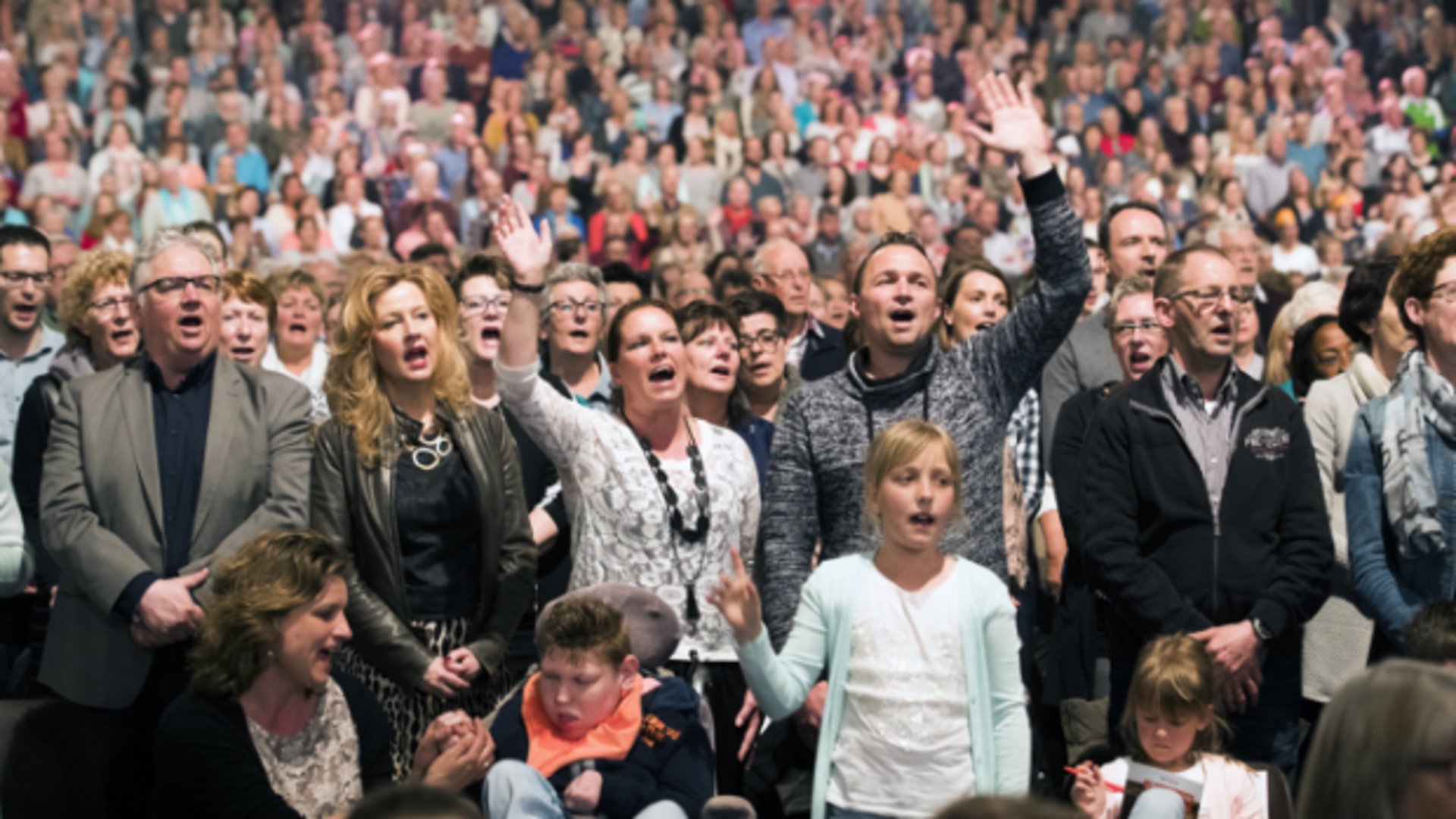 Zing liederen van zo veel mogelijk verschillende eeuwen, zegt bijbelwetenschapper Tom Wright. Daar worden je kerkdiensten evenwichtiger van. Op de foto de Nederland Zingt-dag in de Utrechtse Jaarbeurs.
