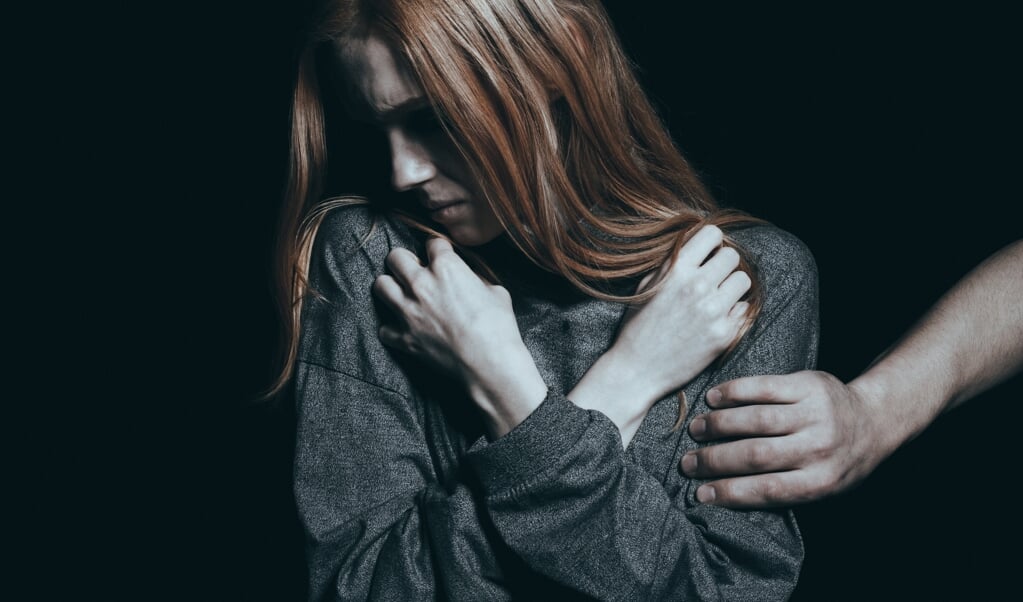 Volgens de fraudeonderzoekers van het IKZ komt naar voren dat de zorg aan kwetsbare mensen regelmatig onder de maat is. (beeld istock)