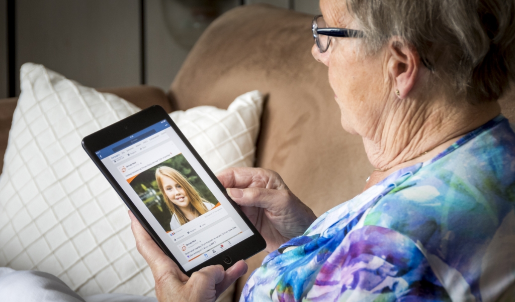 Ouderen gebruiken een iPad of een smartphone om te kunnen beeldbellen. (beeld anp / Lex van Lieshout)