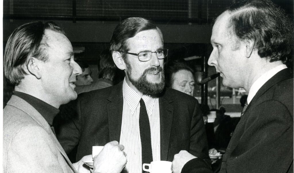 Herman Wiersinga (midden) in gesprek met prof. Harry Kuitert, hoogleraar ethiek aan de Vrije Universiteit in Amsterdam (links) en prof. Gerard Rothuizen, hoogleraar ethiek in Kampen. (beeld nd)
