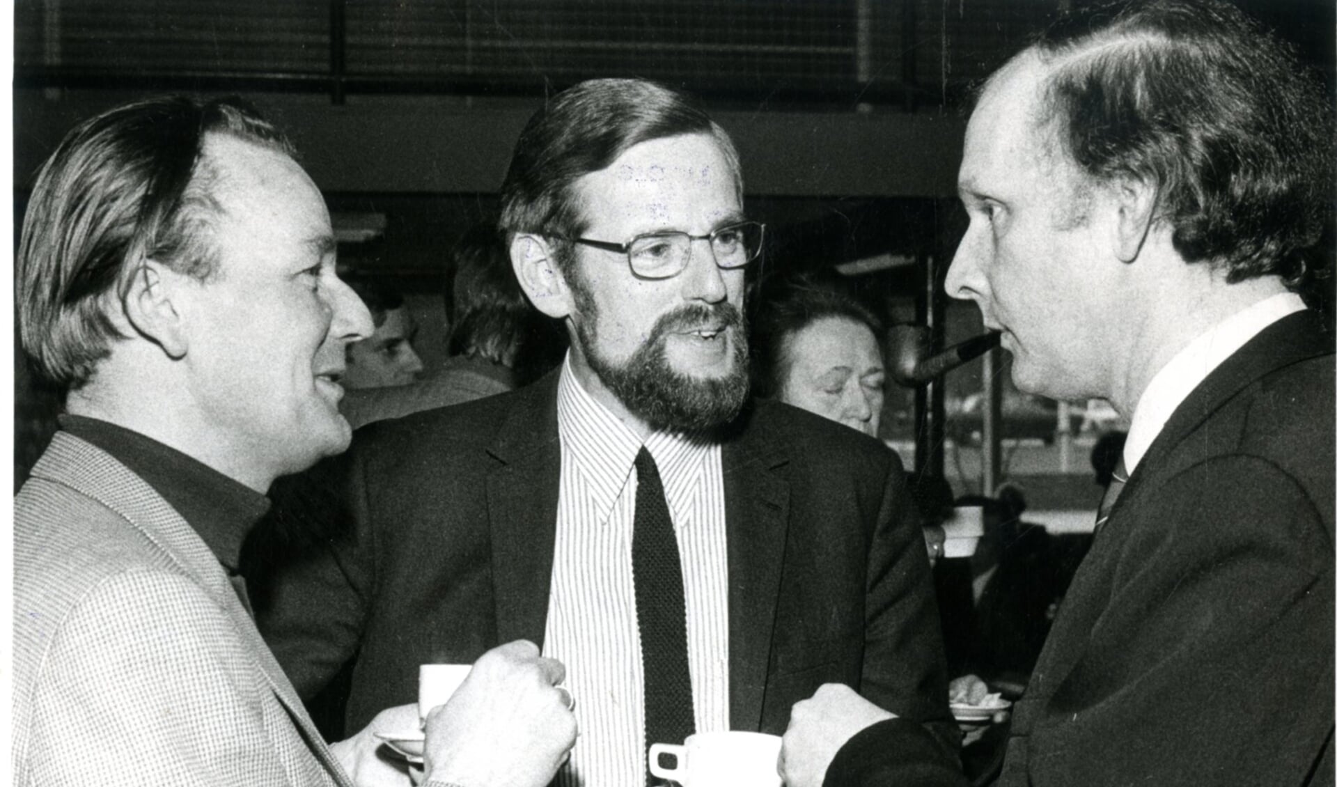 Herman Wiersinga (midden) in gesprek met prof. Harry Kuitert, hoogleraar ethiek aan de Vrije Universiteit in Amsterdam (links) en prof. Gerard Rothuizen, hoogleraar ethiek in Kampen.