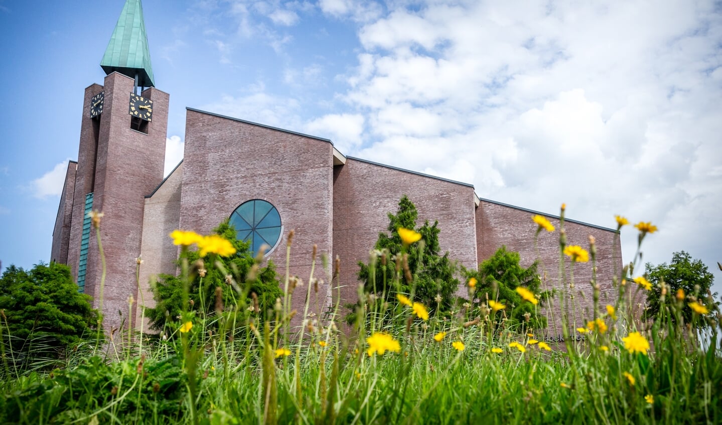 In De Hoeksteen in Barneveld, het kerkgebouw met de meeste zitplaatsen van Nederland, zijn zondag 450 van de 3000 plaatsen bezet.