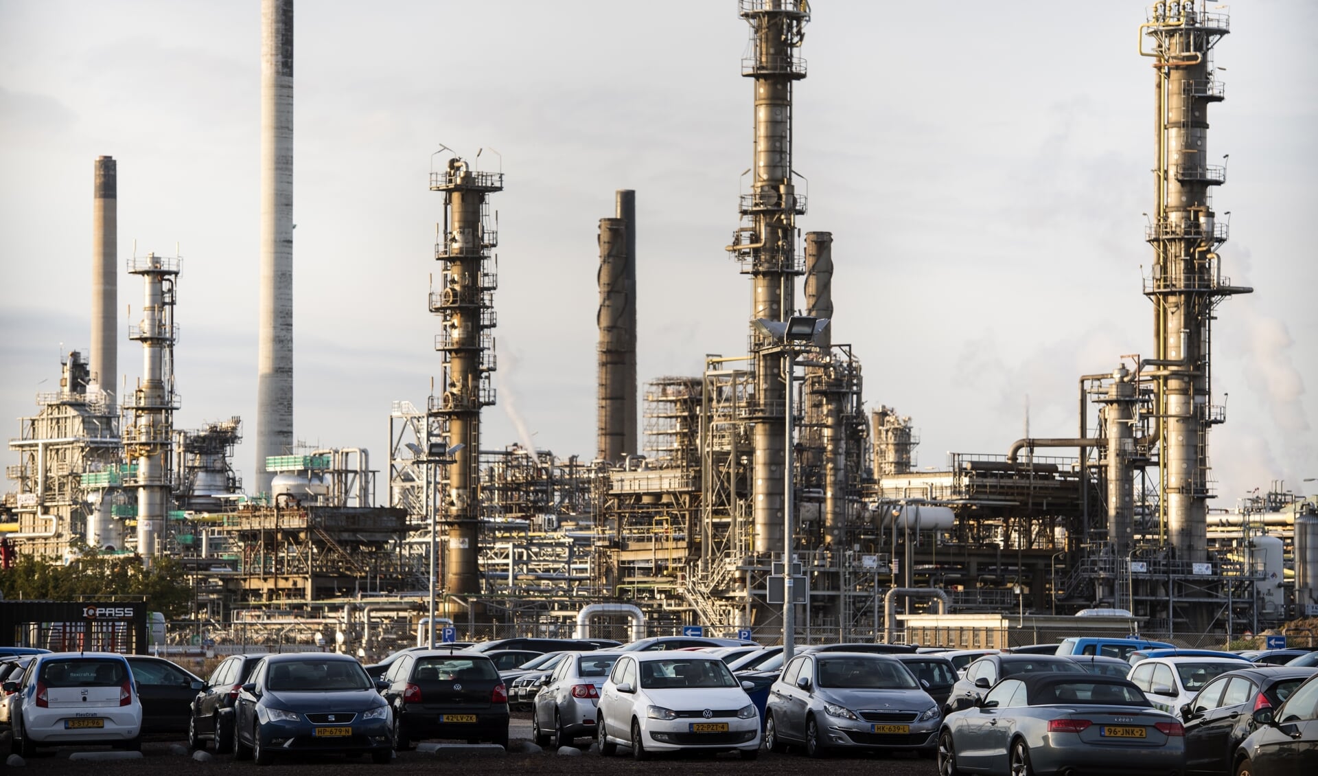 De raffinaderij van Shell Pernis in het Rotterdamse havengebied. Multinationals als Shell leveren een belangrijke bijdrage aan werk en welvaart in Nederland.