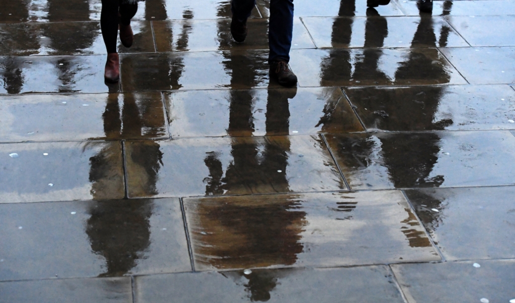 2018-01-15 10:33:54 epa06440313 Shadows of commuters as they walk over London Bridge on what is known as 'Blue Monday' in London, Britain, 15 January 2018. Blue Monday is a name given to a day in January, typically the third Monday of the month. It is said to be the most depressing day of the year. EPA/ANDY RAIN (beeld EPA/ANDY RAIN)