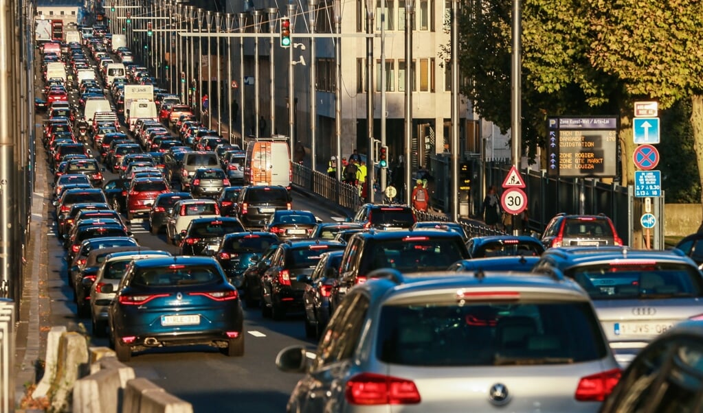 De Wetstraat in Brussel is berucht om zijn files. Nu komen er omstreden fietsstroken. (beeld epa / Stephanie Lecocq)
