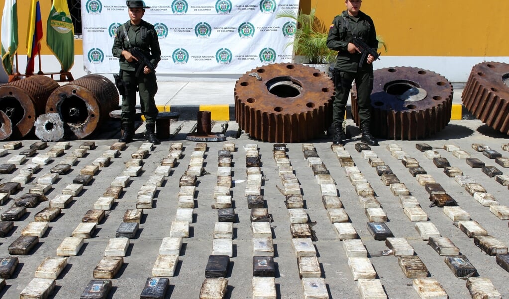 Colombiaanse politieagenten houden toezicht op een grote drugsvangst in november 2018. De autoriteiten in het Zuid-Amerikaanse land onderschepten meer dan een halve ton cocaïne die onderweg was naar Rotterdam – de Nederlandse haven staat bekend als de toeganspoort tot de Europese markt. (beeld epa / Hugo Penso)