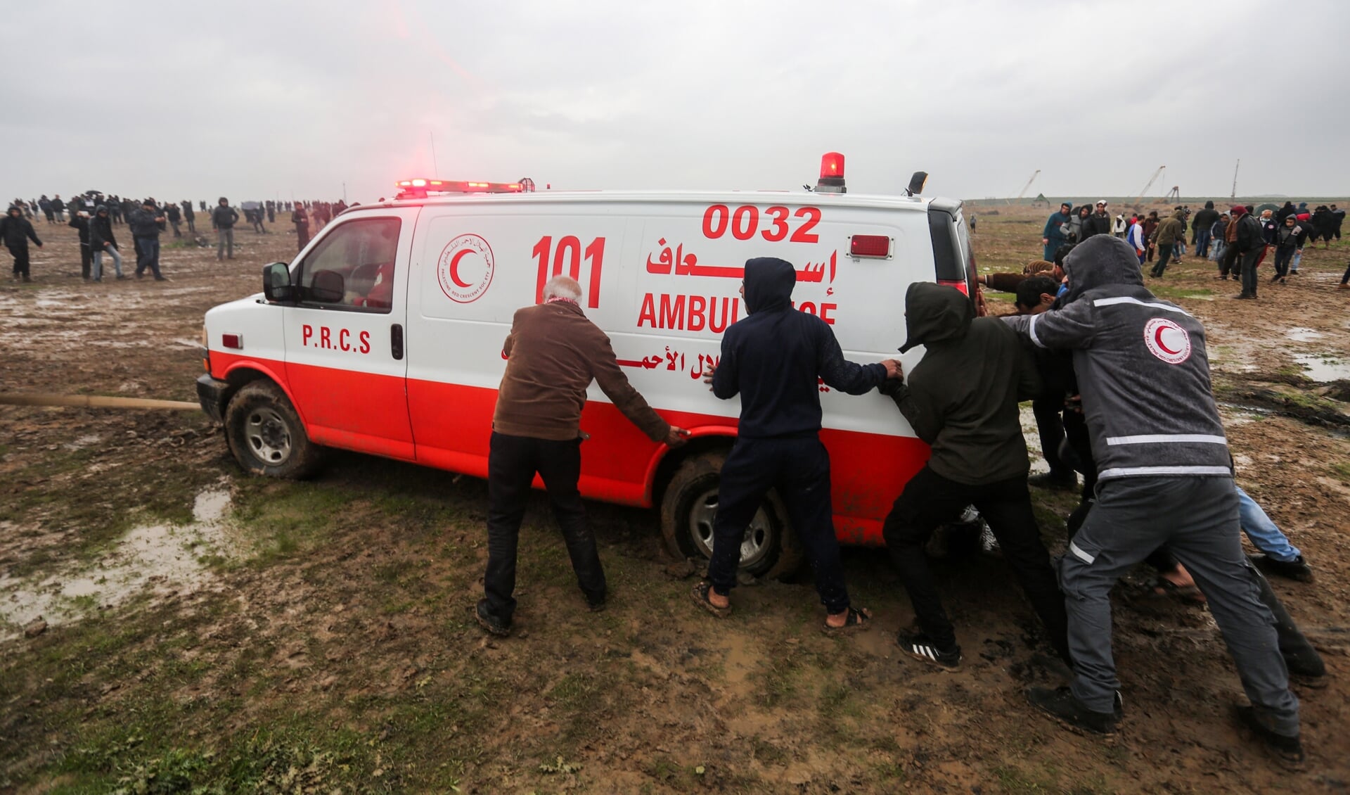 Archieffoto uit december 2018: Palestijnse demonstranten duwen een vastgelopen ambulance uit de modder.