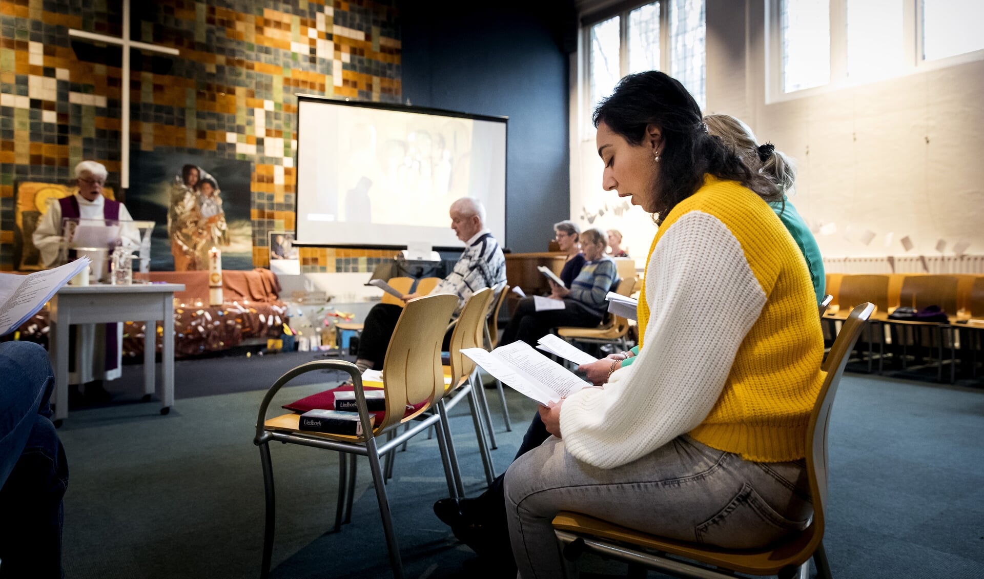 Beeld van de estafettedienst, een jaar geleden in Bethel in Den Haag. Op de voorgrond Hayarpi Tamrazyan, die als woordvoerder van het Armeense gezin bekendheid kreeg.