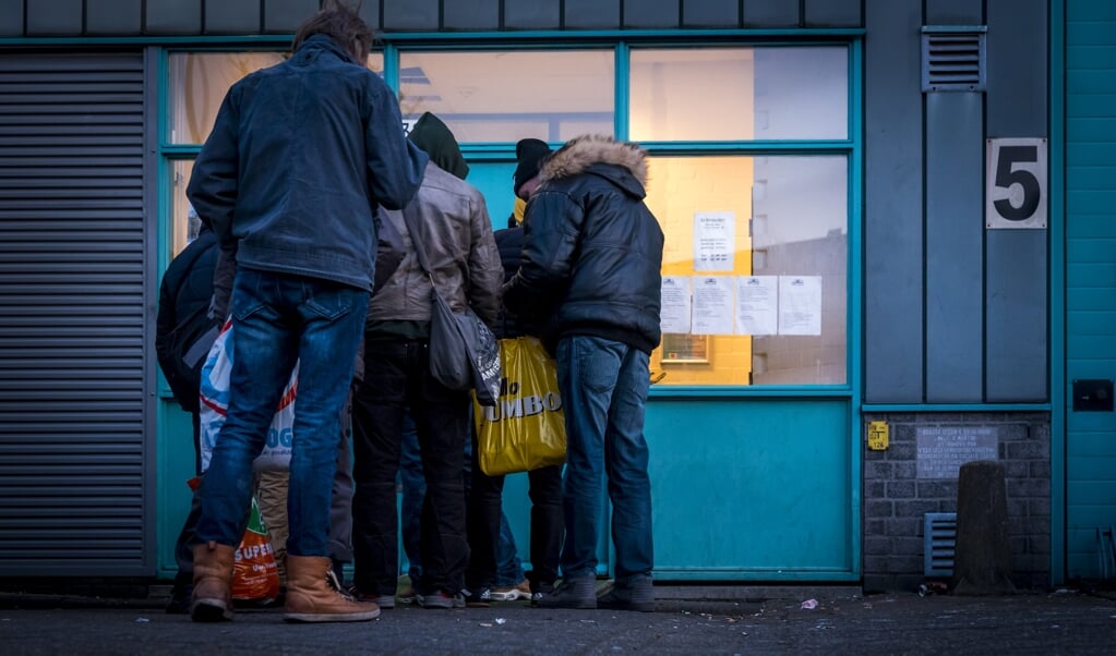 Haagse daklozen bereiden zich voor op de nacht in de winteropvang die wordt beheerd door Stichting Schroeder van der Kolk. De winteropvang biedt tijdens de winterregeling onderdak aan mensen die normaal buiten slapen of onder slechte omstandigheden. (beeld anp / Lex van Lieshout)