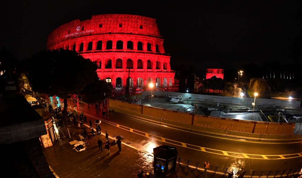 Jaarlijks kleuren het Colosseum in Rome en vele andere bekende gebouwen rood, als teken van solidariteit met vervolgde christenen wereldwijd. (beeld afp / Andreas Solaro)