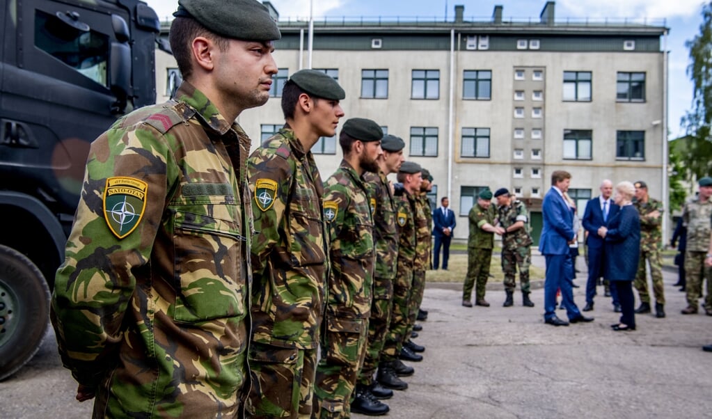Koning Willem-Alexander bracht in 2018 een bezoek aan Nederlandse militairen op de trainingskazerne van de NAVO in Litouwen. (beeld anp / Robin Utrecht)