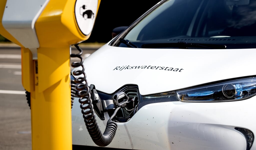 Een elektrische auto van Rijkswaterstaat aangesloten op een laadpraatpaal. (beeld anp / Koen van Weel)