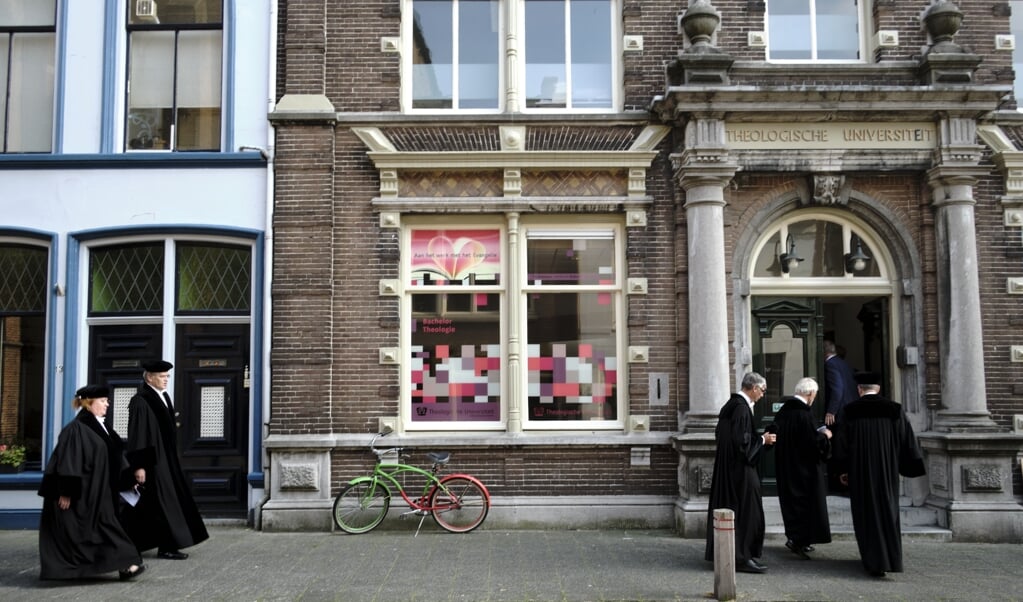 Het pand van de Theologische Universiteit in Kampen. ‘Kampen’ is een wereldwijd bekende naam van een kwaliteitsproduct: een orthodoxe opleiding, gereformeerd, calvinistisch, sinds zo’n anderhalve eeuw. Op het academische marktplein van de concurrerende instellingen laat je zo’n merknaam niet lopen. Dat doe je als je bijvoorbeeld verhuist naar Utrecht. (beeld Dick Vos)