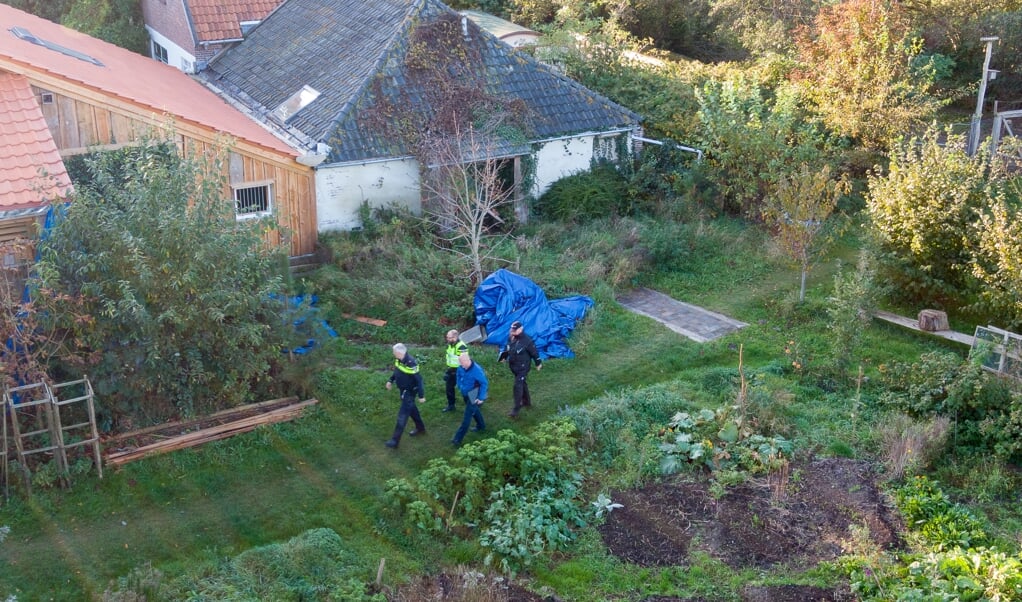 Leden van de rechtbank bezoeken de afgesloten ruimtes in de boerderij in Ruinerwold waar Gerrit Jan Van D. met vijf jongeren werd aangetroffen. Het Openbaar Ministerie wil Van D. langer vasthouden, hier moet de rechtbank nog een besluit over nemen. (beeld anp / Wilbert Bijzitter)