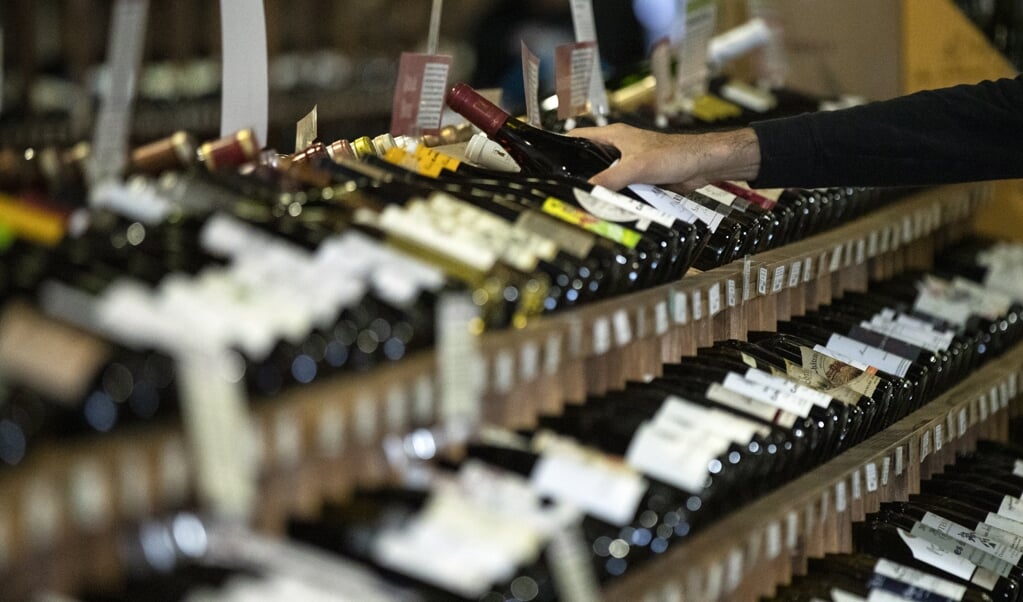 Franse wijn te koop in een winkel in Los Angeles. President Donald Trump dreigt Franse producten uit de markt te prijzen door een importheffing, als Europa Amerikaanse techbedrijven fiscaal aanpakt. (beeld epa / Etienne Laurent)