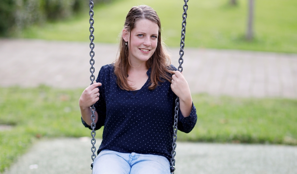 De dertiger van tegenwoordig, wie
is dat? Vandaag: Hester van der
Velden (31) uit Berkel en Rodenrijs.
Ze werkt als juf op een
gereformeerde basisschool, is
moeder van Elin en Kris en
fotografeert zo nu en dan
bruiloften en families.
BERKEL EN RODENRIJS - Portret Hester van der Velden in de serie (beeld Bas Czerwinsky)