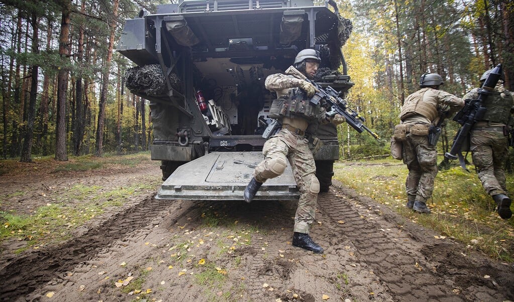 Nederlandse militairen springen in Litouwen uit een Boxer-pantservoertuig.  (beeld Evert-Jan Daniëls)