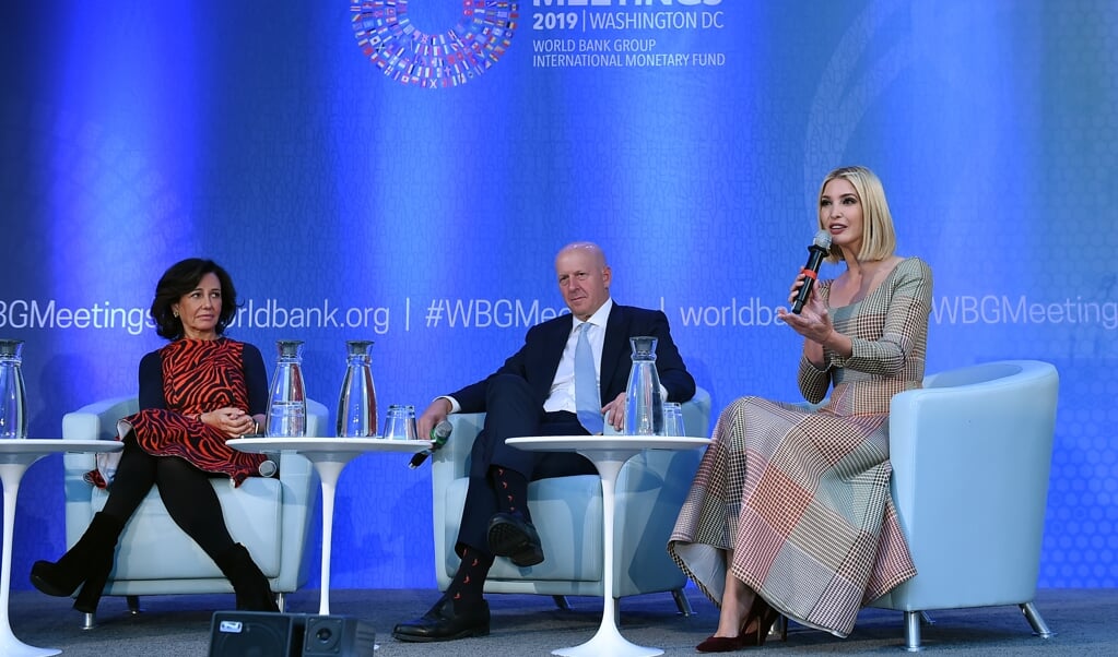David Salomon van de zakenbank Goldman Sachs in oktober met Ivanka Trump (r.) tijdens een discussie over ondernemerschap van vrouwen bij de Wereldbank. (beeld afp / Olivier Douliery)