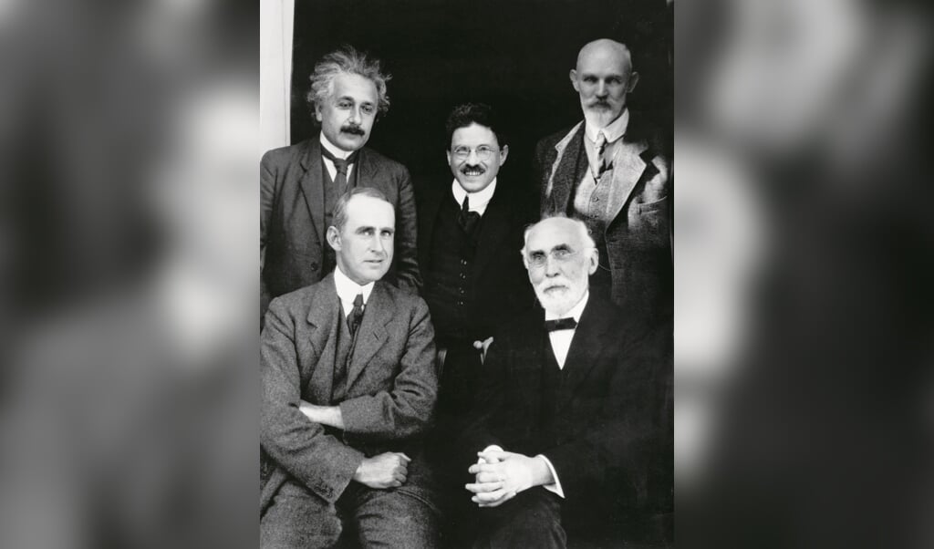De grote vijf: vooraan Hendrik Lorentz (rechts) en Arthur Eddington. Achter Albert Einstein (links), Paul Ehrenfest (midden) en Willem de Sitter (rechts). (beeld academisch historisch museum)