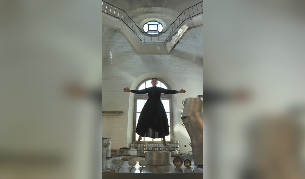 Levitation of Saint Theresa, van Marina Abramovic is een van de kunstuitingen op de tentoonstelling. (beeld museum catharijneconvent)