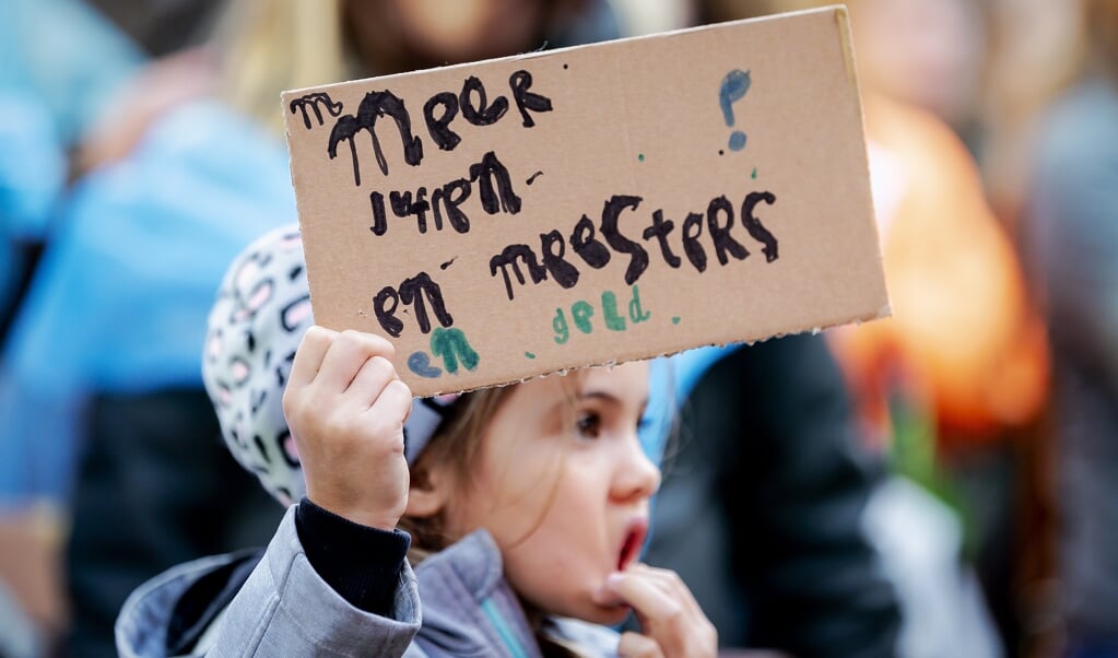 Juist in het vaak ongeziene werk aan de basis schuilt grote kracht. En dus ook de eer van de leraar. (beeld anp / Robin van Lonkhuijsen)