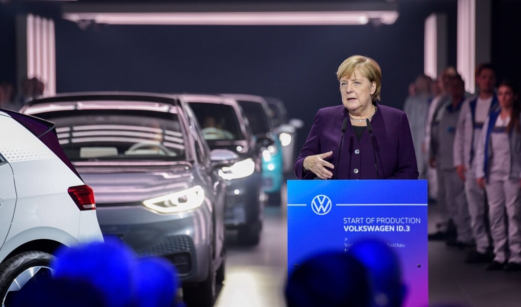 Bondskanselier van Duitsland Angela Merkel was op 4 november te gast in de Volkswagenfabriek in Zwickau, Duitsland, bij de start van de productie van de ID.3. (beeld EPA/JENS SCHLUETER)