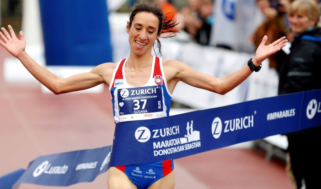De Portugese atlete Susana Cunha wint de Marathon van San Sebastian op 24 november 2019. Voor veel atletes blijkt het lastig een gezond gewicht te houden. ( beeld epa / Juan Herrero)