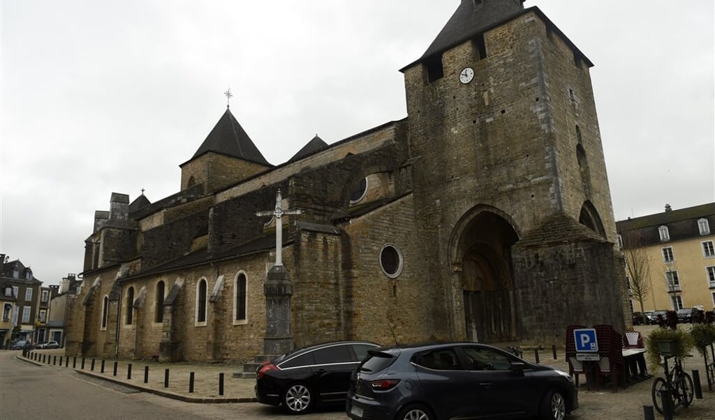 Kathedraal Sainte-Marie cathedral in Oloron-Sainte-Marie (Frankrijk) waar op 9 november 2019 met een auto de middeleeuwse deur werd geramd (beeld AFP / Gaizka Iroz)