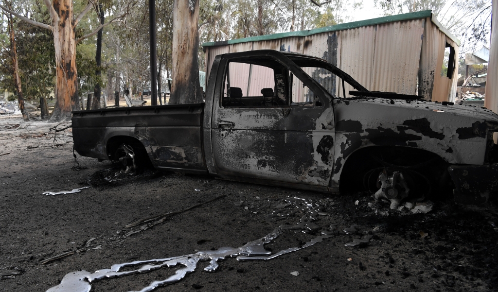 2019-12-31 15:25:22 epa08095542 Molten metal runs from a burnt-out vehicle at a destroyed property in Sarsfield, East Gippsland, Victoria, Australia, 31 December 2019. According to media reports, Australia's military will provide support for the response to Victoria's bushfires, as five people remai (beeld EPA/JAMES ROSS AUSTRALIA AND NEW ZEALAND OUT)