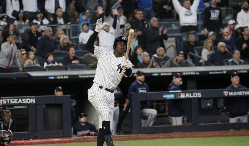 2019-10-05 20:08:50 epa07899874 New York Yankees batter Didi Gregorius hits a grand slam home run against the Minnesota Twins in the bottom of the third inning of their MLB American League Divsion Series playoff baseball game two at Yankee Stadium in the ( beeld anp)