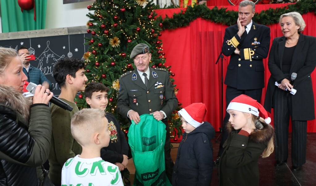 Defensieminister Ank Bijleveld (rechts) en de Commandant der Strijdkrachten Rob Bauer nemen kaarten van scholieren in ontvangst. ( beeld Riekelt Pasterkamp)