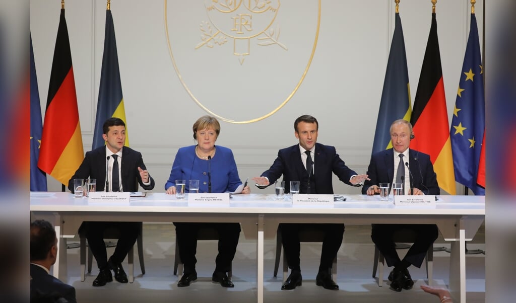 Volodymyr Zelensky (Oekraïne), Angela Merkel (Duitsland), Emmanuel Macron (Frankrijk) en Vladimir Putin (Rusland) tijdens een persconferentie in het Elysée in Parijs. ( beeld afp / Ludovic Marin)